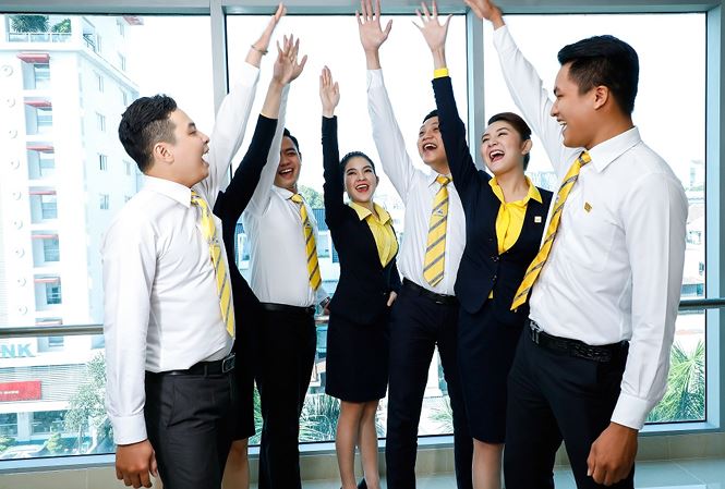 Nhân viên ngân hàng thu nhập hàng trăm triệu đồng mỗi tháng