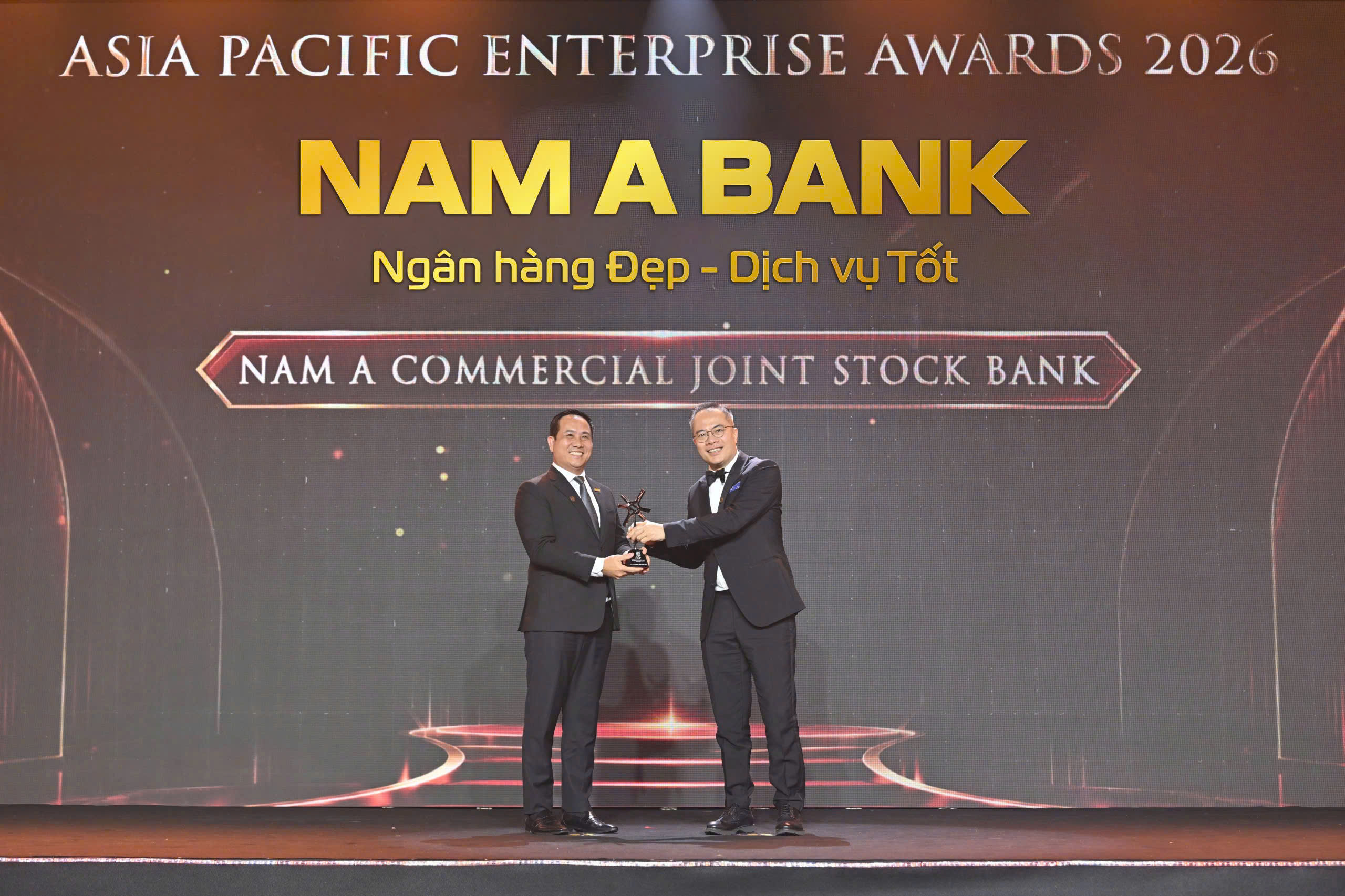 NAM A BANK TIẾP TỤC ĐƯỢC VINH DANH TẠI NHIỀU GIẢI THƯỞNG UY TÍN TRƯỚC THỀM KỶ NIỆM 34 NĂM