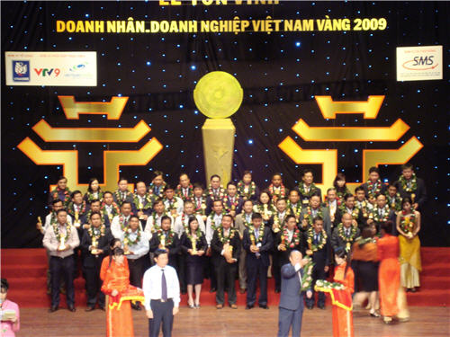 Ông Nguyễn Văn Hiển-Phó TGĐ, đại diện NAM A BANK nhận giải thưởng “Doanh Nghiệp Việt Nam Vàng”
